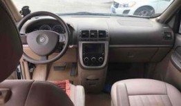别克汽车白色商务车(别克商务车颜色大全)