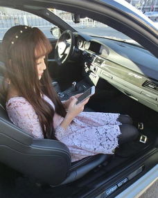短发美女坐商务汽车后座(美女坐车的头像)